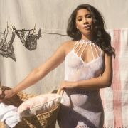 Vestido de malla con escote en espalda